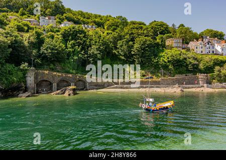 La rivière East Looe et la rivière West Looe juste avant que la rivière ne coule dans la mer - Looe, Cornwall, Royaume-Uni. Banque D'Images