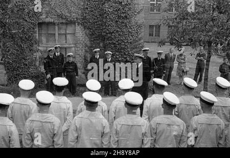 Gdynia, 1946-07-16.Oficerowie i marynarze przed budyniem Pañstwowej Szko³y Morskiej.NZ. m.in. Komendant Daru Pomorza, statku szkoleniowego Polskiej Marynarki Handlowej, kpt.Stefan Gorazdowski (1L) oraz kontradmira³ Adam Mohuczy (z przodu). ps/ms PAP/Miko³aj SprudinGdynia, 16 juillet 1946.Officiers et marins devant le bâtiment de l'Académie navale d'État.Photo : Commandant du navire d'entraînement de la Marine marchande polonaise Dar Pomorza, le capitaine Stefan Gorazdowski (1er à partir de la gauche) et le contre-amiral Adam Mohuczy (devant). ps/ms PAP/Mikolaj Sprudin Banque D'Images