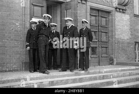 Gdynia, 1946-07-16.Oficerowie przed budyniem Pañstwowej Szko³y Morskiej.NZ. m.in. Komendant Daru Pomorza, statku szkoleniowego Polskiej Marynarki Handlowej, kpt.Stefan Gorazdowski oraz kontradmira³ Adam Mohuczy (z papierosem). ps/ms PAP/Miko³aj SprudinGdynia, 16 juillet 1946.Officiers devant le bâtiment de l'Académie navale d'État.Photo: Commandant de Dar Pomorza Marine marchande polonaise capitaine Stefan Gorazdowski et contre-amiral Adam Mohuczy (avec cigarette). ps/ms PAP/Mikolaj Sprudin Banque D'Images