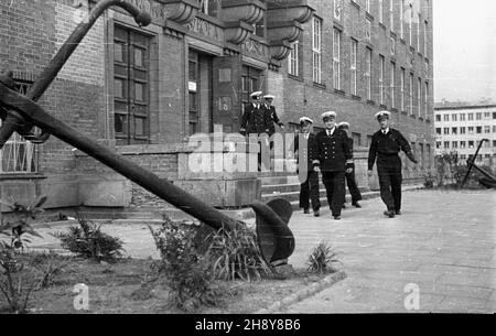 Gdynia, 1946-07-16.Oficerowie przed budyniem Pañstwowej Szko³y Morskiej.NZ. m.in. Komendant Daru Pomorza, statku szkoleniowego Polskiej Marynarki Handlowej, kpt.Stefan Gorazdowski oraz kontradmira³ Adam Mohuczy (z papierosem). ps/ms PAP/Miko³aj SprudinGdynia, 16 juillet 1946.Officiers devant le bâtiment de l'Académie navale d'État.Photo: Commandant de Dar Pomorza Marine marchande polonaise capitaine Stefan Gorazdowski et contre-amiral Adam Mohuczy (avec cigarette). ps/ms PAP/Mikolaj Sprudin Banque D'Images