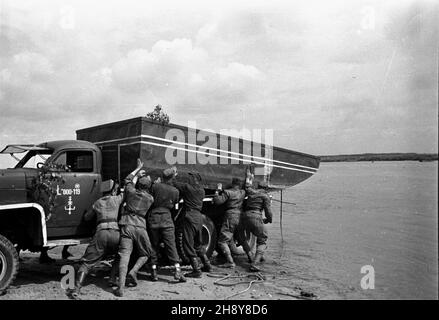 Nieszawa, 1946-07-16.Æwiczenia pokazowe Wojska Polskiego.NZ. roz³adunek ³odzi pontonowych. gr PAP/Stanis³aw D¹browieckiNieszawa, le 16 juillet 1946.L'entraînement au spectacle de l'armée polonaise.Photo : chargement de bateaux pontons. gr PAP/Stanislaw Dabrowiecki Banque D'Images