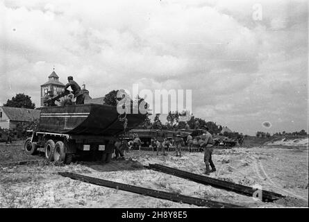 Nieszawa, 1946-07-16.Æwiczenia pokazowe Wojska Polskiego.NZ. roz³adunek ³odzi pontonowych. gr PAP/Stanis³aw D¹browieckiNieszawa, le 16 juillet 1946.L'entraînement au spectacle de l'armée polonaise.Photo : chargement de bateaux pontons. gr PAP/Stanislaw Dabrowiecki Banque D'Images