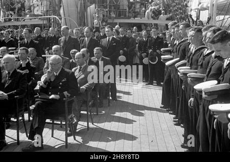 Gdynia, 1946-07-20.Uroczystoœci na statku szkoleniowym polskiej marynarki handlowej Dar Pomorza, przed jego pierwszym powojennym rejsem do Marsylii we Francji. ps/ms PAP/Miko³aj SprudinGdynia, 20 juillet 1946.Cérémonies à bord du navire d'entraînement de la Marine marchande polonaise Dar Pomorza, avant son premier voyage d'après-guerre à Marseille, France. ps/ms PAP/Mikolaj Sprudin Banque D'Images