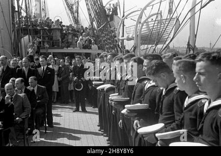 Gdynia, 1946-07-20.Uroczystoœci na statku szkoleniowym polskiej marynarki handlowej Dar Pomorza, przed jego pierwszym powojennym rejsem do Marsylii we Francji. ps/ms PAP/Miko³aj SprudinGdynia, 20 juillet 1946.Cérémonies à bord du navire d'entraînement de la Marine marchande polonaise Dar Pomorza, avant son premier voyage d'après-guerre à Marseille, France. ps/ms PAP/Mikolaj Sprudin Banque D'Images