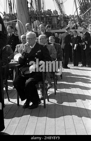 Gdynia, 1946-07-20.Uroczystoœci na statku szkoleniowym polskiej marynarki handlowej Dar Pomorza, przed jego pierwszym powojennym rejsem do Marsylii we Francji. ps/ms PAP/Miko³aj SprudinGdynia, 20 juillet 1946.Cérémonies à bord du navire d'entraînement de la Marine marchande polonaise Dar Pomorza, avant son premier voyage d'après-guerre à Marseille, France. ps/ms PAP/Mikolaj Sprudin Banque D'Images