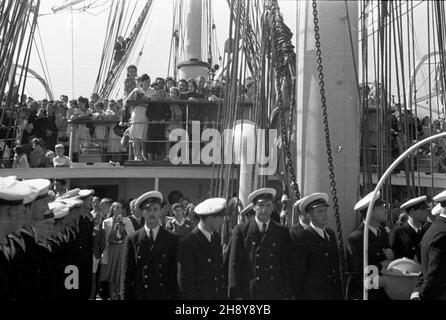 Gdynia, 1946-07-20.Uroczystoœci na statku szkoleniowym polskiej marynarki handlowej Dar Pomorza, przed jego pierwszym powojennym rejsem do Marsylii we Francji. ps/ms PAP/Miko³aj SprudinGdynia, 20 juillet 1946.Cérémonies à bord du navire d'entraînement de la Marine marchande polonaise Dar Pomorza, avant son premier voyage d'après-guerre à Marseille, France. ps/ms PAP/Mikolaj Sprudin Banque D'Images