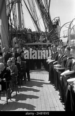 Gdynia, 1946-07-20.Uroczystoœci na statku szkoleniowym polskiej marynarki handlowej Dar Pomorza, przed jego pierwszym powojennym rejsem do Marsylii we Francji. ps/ms PAP/Miko³aj SprudinGdynia, 20 juillet 1946.Cérémonies à bord du navire d'entraînement de la Marine marchande polonaise Dar Pomorza, avant son premier voyage d'après-guerre à Marseille, France. ps/ms PAP/Mikolaj Sprudin Banque D'Images