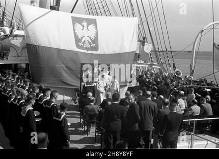 Gdynia, 1946-07-20.Uroczystoœci na statku szkoleniowym polskiej marynarki handlowej Dar Pomorza, przed jego pierwszym powojennym rejsem do Marsylii we Francji.NZ. Msza polowa na pok³adzie fregaty. ps/ms PAP/Miko³aj SprudinGdynia, 20 juillet 1946.Cérémonies à bord du navire d'entraînement de la Marine marchande polonaise Dar Pomorza, avant son premier voyage d'après-guerre à Marseille, France.Photo : la masse de champ à bord de la frégate. ps/ms PAP/Mikolaj Sprudin Banque D'Images