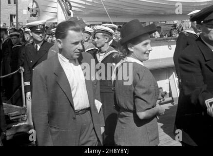 Gdynia, 1946-07-20.Uroczystoœci na statku szkoleniowym polskiej marynarki handlowej Dar Pomorza, przed jego pierwszym powojennym rejsem do Marsylii we Francji. ps/ms PAP/Miko³aj SprudinGdynia, 20 juillet 1946.Cérémonies à bord du navire d'entraînement de la Marine marchande polonaise Dar Pomorza, avant son premier voyage d'après-guerre à Marseille, France. ps/ms PAP/Mikolaj Sprudin Banque D'Images