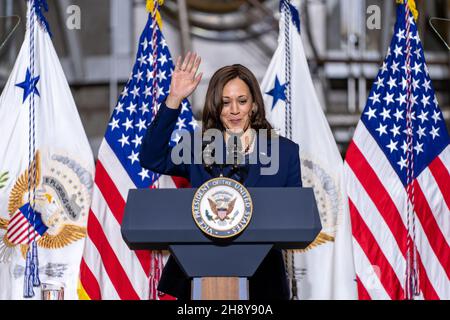 Greenbelt, États-Unis d'Amérique.05 novembre 2021.La vice-présidente américaine Kamala Harris fait des remarques lors de sa visite au Goddard Space Flight Centre, le 5 novembre 2021 à Greenbelt, Maryland.Credit: Taylor Mickal/NASA/Alay Live News Banque D'Images