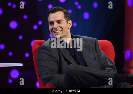 UTILISATION ÉDITORIALE SEULEMENT Henry Cavill pendant le tournage du Graham Norton Show à BBC Studioworks 6 Television Center, Wood Lane, Londres, devant être diffusé sur BBC One vendredi soir. Banque D'Images