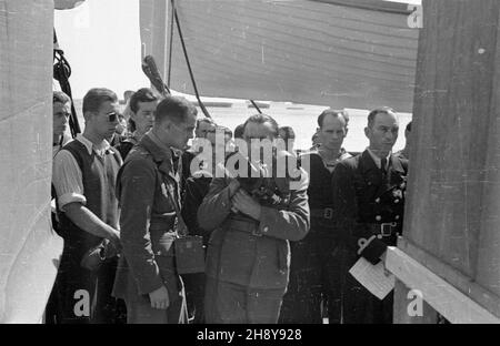 Gdynia, 1946-07-20.Uroczystoœci na statku szkoleniowym polskiej marynarki handlowej Dar Pomorza, przed jego pierwszym powojennym rejsem do Marsylii we Francji.NZ. Ekipa filmowa rejestruj¹ca przebieg uroczystoœci. ps/ms PAP/Miko³aj SprudinGdynia, 20 juillet 1946.Cérémonies à bord du navire d'entraînement de la Marine marchande polonaise Dar Pomorza, avant son premier voyage d'après-guerre à Marseille, France.Photo : une équipe de tournage enregistre la cérémonie. ps/ms PAP/Mikolaj Sprudin Banque D'Images