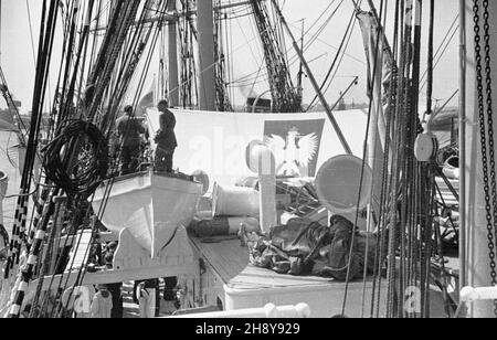 Gdynia, 1946-07-20.Uroczystoœci na statku szkoleniowym polskiej marynarki handlowej Dar Pomorza, przed jego pierwszym powojennym rejsem do Marsylii we Francji.NZ. Ekipa filmowa rejestruj¹ca przebieg uroczystoœci. ps/ms PAP/Miko³aj SprudinGdynia, 20 juillet 1946.Cérémonies à bord du navire d'entraînement de la Marine marchande polonaise Dar Pomorza, avant son premier voyage d'après-guerre à Marseille, France.Photo : une équipe de tournage enregistre la cérémonie. ps/ms PAP/Mikolaj Sprudin Banque D'Images