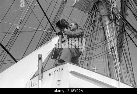 Gdynia, 1946-07-20.Uroczystoœci na statku szkoleniowym polskiej marynarki handlowej Dar Pomorza, przed jego pierwszym powojennym rejsem do Marsylii we Francji.NZ. Ekipa filmowa rejestruj¹ca przebieg uroczystoœci. ps/ms PAP/Miko³aj SprudinGdynia, 20 juillet 1946.Cérémonies à bord du navire d'entraînement de la Marine marchande polonaise Dar Pomorza, avant son premier voyage d'après-guerre à Marseille, France.Photo : une équipe de tournage enregistre la cérémonie. ps/ms PAP/Mikolaj Sprudin Banque D'Images