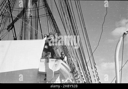 Gdynia, 1946-07-20.Uroczystoœci na statku szkoleniowym polskiej marynarki handlowej Dar Pomorza, przed jego pierwszym powojennym rejsem do Marsylii we Francji.NZ. Ekipa filmowa rejestruj¹ca przebieg uroczystoœci. ps/ms PAP/Miko³aj SprudinGdynia, 20 juillet 1946.Cérémonies à bord du navire d'entraînement de la Marine marchande polonaise Dar Pomorza, avant son premier voyage d'après-guerre à Marseille, France.Photo : une équipe de tournage enregistre la cérémonie. ps/ms PAP/Mikolaj Sprudin Banque D'Images