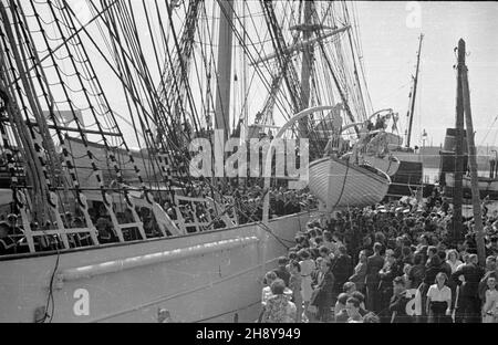 Gdynia, 1946-07-20.Uroczystoœci na statku szkoleniowym polskiej marynarki handlowej Dar Pomorza, przed jego pierwszym powojennym rejsem do Marsylii we Francji. ps/ms PAP/Miko³aj SprudinGdynia, 20 juillet 1946.Cérémonies à bord du navire d'entraînement de la Marine marchande polonaise Dar Pomorza, avant son premier voyage d'après-guerre à Marseille, France. ps/ms. Banque D'Images