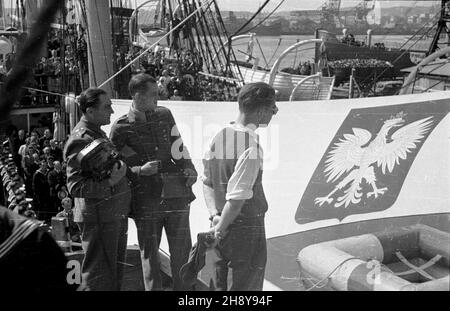 Gdynia, 1946-07-20.Uroczystoœci na statku szkoleniowym polskiej marynarki handlowej Dar Pomorza, przed jego pierwszym powojennym rejsem do Marsylii we Francji.NZ. Ekipa filmowa rejestruj¹ca przebieg uroczystoœci. ps/ms PAP/Miko³aj SprudinGdynia, 20 juillet 1946.Cérémonies à bord du navire d'entraînement de la Marine marchande polonaise Dar Pomorza, avant son premier voyage d'après-guerre à Marseille, France.Photo : une équipe de tournage enregistre la cérémonie. ps/ms PAP/Mikolaj Sprudin Banque D'Images