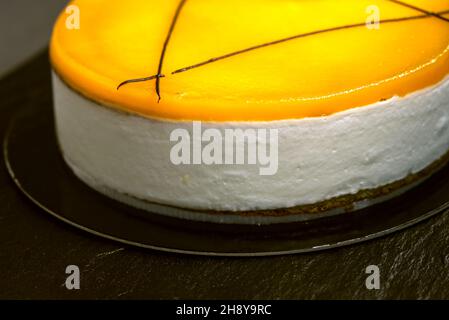 gros plan d'un gâteau artisanal au fromage avec gelée de fruits de la passion Banque D'Images