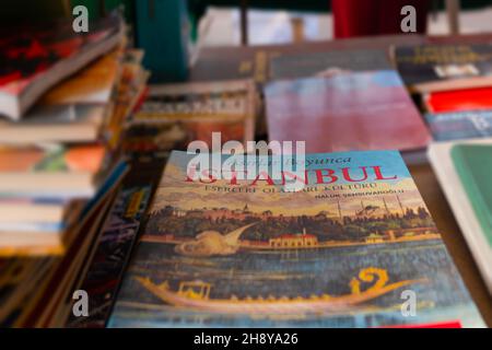 Ankara, Turquie - novembre 21 2021: Livres et magazines sur le marché aux puces en vente.Le livre d'Istanbul est en vente au marché aux puces. Banque D'Images