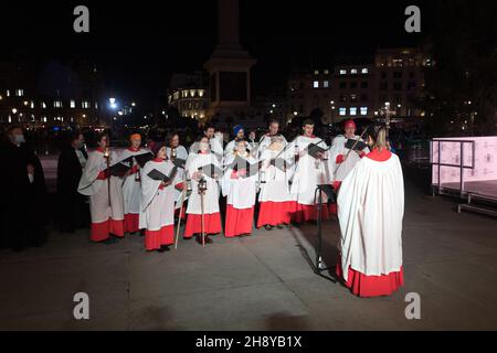 Londres, Royaume-Uni.02e décembre 2021.Une chorale a vu le spectacle sur scène pendant la cérémonie.la cérémonie annuelle de l'arbre de Noël de Trafalgar a lieu depuis les années 1947.Une épinette norvégienne géante, d'une hauteur de 25 mètres, est douée par le peuple norvégien à Londres en reconnaissance du soutien de la Grande-Bretagne pendant la Seconde Guerre mondiale.L'arbre de Noël est illuminé pendant la cérémonie, avec des chorales et des groupes qui exécutent des chants de Noël.Crédit : SOPA Images Limited/Alamy Live News Banque D'Images