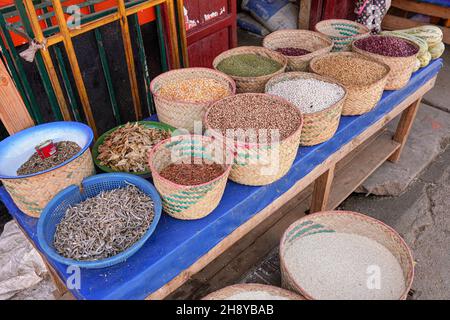 Ranohira, Madagascar - 05 mai 2019 : paniers avec différentes graines séchées, haricots et poissons exposés sur le marché local de la rue Banque D'Images