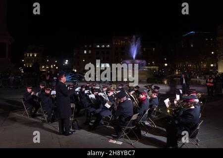 Londres, Royaume-Uni.02e décembre 2021.Un groupe a vu jouer des chants de Noël sur scène droite, pendant la cérémonie.la cérémonie annuelle de l'arbre de Noël Trafalgar a lieu depuis les années 1947.Une épinette norvégienne géante, d'une hauteur de 25 mètres, est douée par le peuple norvégien à Londres en reconnaissance du soutien de la Grande-Bretagne pendant la Seconde Guerre mondiale.L'arbre de Noël est illuminé pendant la cérémonie, avec des chorales et des groupes qui exécutent des chants de Noël.(Photo de Belinda Jiao/SOPA Images/Sipa USA) crédit: SIPA USA/Alay Live News Banque D'Images