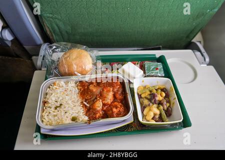 Nourriture d'avion, riz et viande de poulet avec salade de haricots, sur table de plateau Banque D'Images