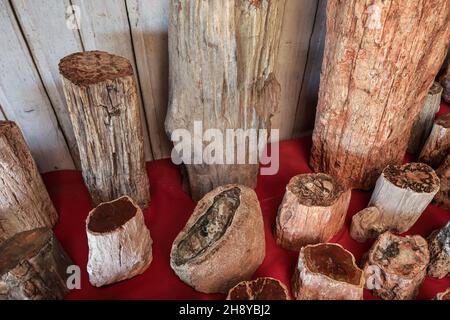 De grandes pièces en bois pétrifié exposées sur le marché des souvenirs à Antananarivo, Madagascar Banque D'Images