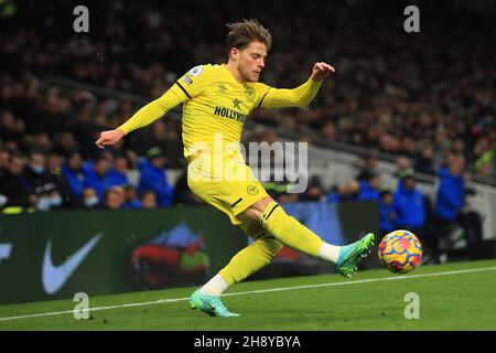 Londres, Royaume-Uni.02e décembre 2021.Mathias Jensen de Brentford en action pendant le match.Match Premier League, Tottenham Hotspur v Brentford au Tottenham Hotspur Stadium de Londres, le jeudi 2 décembre 2021. Cette image ne peut être utilisée qu'à des fins éditoriales.Utilisation éditoriale uniquement, licence requise pour une utilisation commerciale.Aucune utilisation dans les Paris, les jeux ou les publications d'un seul club/ligue/joueur. photo par Steffan Bowen/Andrew Orchard sports photographie/Alay Live news crédit: Andrew Orchard sports photographie/Alay Live News Banque D'Images