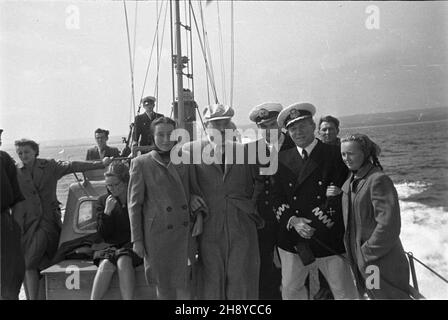 Polska, 1946-08.Wycieczka po Zatoce Gdañskiej na okrêcie marynarki wojennej z udzia³em prezydenta Boles³awa Bieruta i marsza³ka Micha³a Roli-¯ymierskiego.prezydent Boles³aw Bierut (2L) z córk¹ Aleksandr¹ (1L), p.o. dowódcy Marynarki Wojennej kontradmira³ Adam Mohuczy (3L), marsza³ek Micha³ Rola-¯ymierski (4L) z córk¹ Zofi¹ (5L).Z boku siedzi druga córka Boles³awa Bieruta - Krystyna. ka PAP Dok³adny dzieñ wydarzenia nieustalony.Pologne, août 1946.Une croisière dans la baie de Gdanska à bord d'un navire de guerre avec la participation du président Boleslaw Bierut et du maréchal Michal Rola-Zymierski.Photo : président Banque D'Images