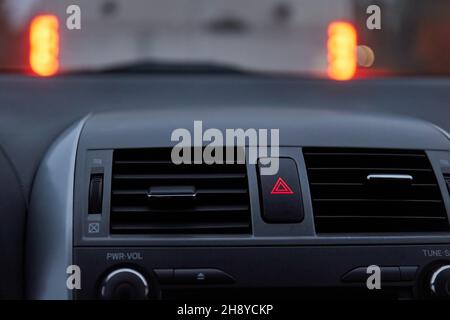 Bouton des feux de détresse du tableau de bord pour arrêter la circulation Banque D'Images