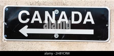 Signe «Canada» avec des lettres blanches sur fond noir, indiquant les directions vers le Canada à la frontière canado-américaine Banque D'Images