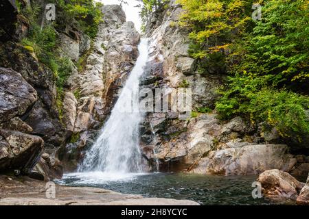 Glen Ellis Falls sur Ellis River à Pinkham Notch, New Hampshire, États-Unis Banque D'Images