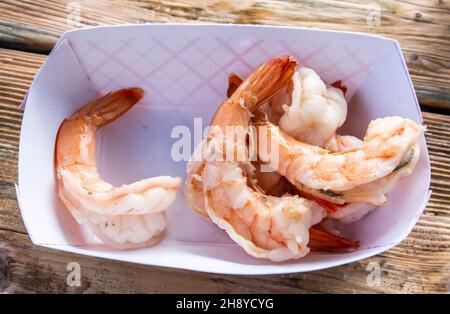 Panier de crevettes cuites décortiquées aux États-Unis d'Amérique. Banque D'Images