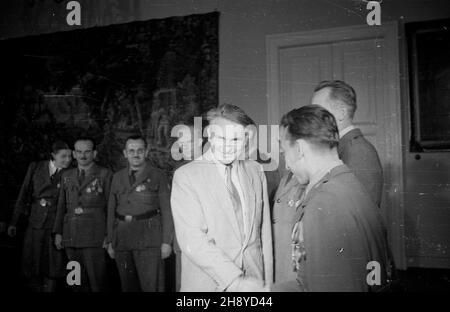 Varsovie, 1946-08-07.Delegacja Komendy Zwi¹zku Harcerstwa Polskiego z przewodnicz¹cym Januszem Wieruszem-Kowalskim na czele u premiera Edwarda Osóbki-Morawskiego (W jasnym garniturze).Delegacja wrêczy³a premierowi Z³oty Krzy¿ Harcerskiego Odznaczenia za Zas³ugê - najwy¿sze odznaczenie harcerskie. ps/gr PAP/KappVarsovie, le 7 août 1946.La délégation du QG de l'Union des Scouts polonais, dirigée par son dirigeant Janusz Wierusz-Kowalski, a reçu le Premier ministre Edward Osobka-Morawski (en costume léger).La délégation remet au PM la Croix du mérite du scout d'or, la distinction la plus élevée des scouts. Banque D'Images