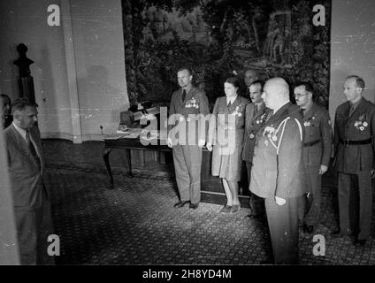 Varsovie, 1946-08-07.Delegacja Komendy Zwi¹zku Harcerstwa Polskiego z przewodnicz¹cym Januszem Wieruszem-Kowalskim (3P) na czele u premiera Edwarda Osóbki-Morawskiego (W jasnym garniturze).Delegacja wrêczy³a premierowi Z³oty Krzy¿ Harcerskiego Odznaczenia za Zas³ugê - najwy¿sze odznaczenie harcerskie. ps/gr PAP/KappVarsovie, le 7 août 1946.La délégation du QG de l'Union des Scouts polonais, dirigée par son dirigeant Janusz Wierusz-Kowalski (3e de droite), reçue par le Premier ministre Edward Osobka-Morawski (en costume léger).La délégation remet au PM la Croix du mérite du scout d'or, la plus haute Banque D'Images