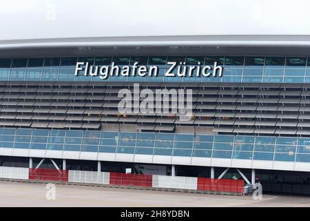 Panneau de l'aéroport de Zurich (Flughafen Zurich) sur la façade de l'aéroport.L'aéroport principal de Suisse est situé à Kloten. Banque D'Images