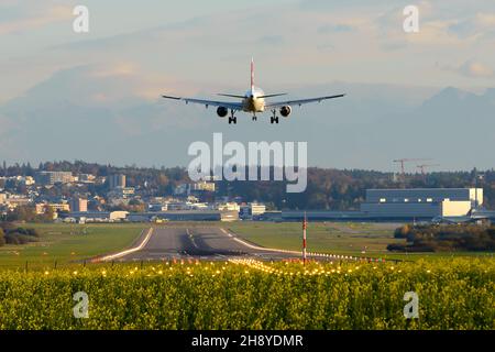 Piste de l'aéroport de Zurich avec atterrissage d'un avion Swiss Air.Aéroport situé à Kloten, Zurich servant de centre pour les voyages en avion.Avion en approche finale. Banque D'Images