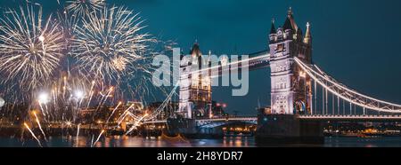 Feux d'artifice au-dessus des célébrations du nouvel an de Tower Bridge à Londres Banque D'Images
