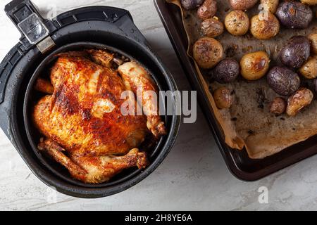 Un poulet entier cuit à l'intérieur d'un concept de réfrigérateur à air.Une alternative maison saine et nutritive à la viande achetée en magasin.Servi à l'intérieur de la friteuse Banque D'Images