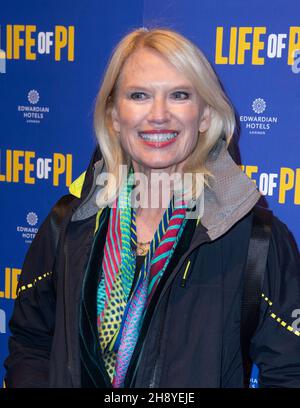 LONDRES - ANGLETERRE DEC 2: Anneka Rice participe à la soirée d'ouverture 'Life of Pi' au Wyndham Theatre, Londres, Angleterre, le 2 décembre 2021.Photo de Gary Mitchell/Alay Live News Banque D'Images