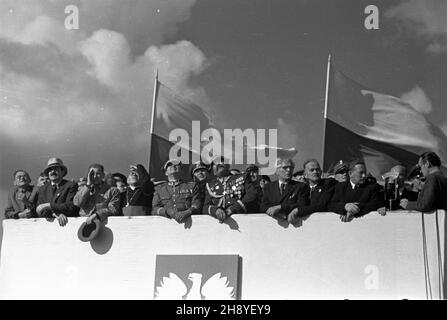 Bydgoszcz, 1946-09-01.Œwiêto Lotnictwa Polskiego zbieg³o siê z zakoñczeniem obchodów 600 lecia istnienia Bydgoszczy.Zorganizowane z rozmachem podniebne pokazy zgromadzi³y ok.100 tys. widzów.NZ. na trybunie honororowej obserwuj¹ samolotowe ewolucje m.in.: ministre lasów Stanis³aw Tkaczow (2L), ministre informacji i propagandy Stefan Matuszewski (3L), marsza³ek Micha³ Rola-¯ymierski (5L). mw PAPBydgoszcz, 1er septembre 1946.La Journée polonaise de l'aviation a coïncidé avec la conclusion des cérémonies marquant le 600e anniversaire de Bydgoszcz.Un spectacle aérien connexe a attiré environ 100,000 000 spectateurs.Dans le Banque D'Images