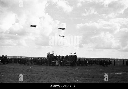 Bydgoszcz, 1946-09-01.Œwiêto Lotnictwa Polskiego zbieg³o siê z zakoñczeniem obchodów 600 lecia istnienia Bydgoszczy.Zorganizowane z rozmachem podniebne ewolucje zgromadzi³y ok.100 tys. widzów.Publicznoœæ zgromadzona na lotnisku obserwowa³a m.in. Pokazy marche myœliwców.NZ. Samoloty W szyku bojowym. mw PAP/PAPBydgoszcz, 1er septembre 1946.La Journée polonaise de l'aviation a coïncidé avec la conclusion des cérémonies marquant le 600e anniversaire de Bydgoszcz.Un spectacle aérien connexe a attiré environ 100,000 000 spectateurs.Le public de l'aéroport a regardé les combattants en action.Photo : avions en ordre de bataille. M Banque D'Images