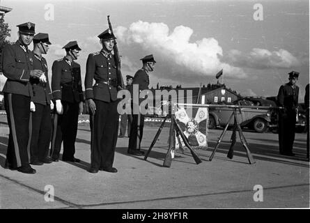 Bydgoszcz, 1946-09-01.W obchodzonym uroczyœcie dniu œwiêta Lotnictwa Polskiego odbywa³o siê jednoczeœnie zamkniêcie obchodów 600 lecia istnienia Bydgoszczy.Pokazy podniebne zgromadzi³y ok.100 tys. widzów.NZ.¿o³nierze W mundurach gatowych. mw PAPBydgoszcz, 1er septembre 1946.Les cérémonies marquant la Journée de l'aviation ont coïncidé avec une cérémonie qui a eu lieu à la fin des célébrations du 600e anniversaire de la ville.Le salon de l'air a attiré quelque 100,00 personnes.Photo : soldats en uniforme de gala. mw PAP Banque D'Images