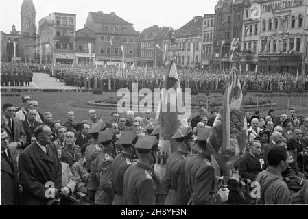 Bydgoszcz, 1946-09-01.W obchodzonym uroczyœcie dniu Œwiêta Lotnictwa Polskiego odbywa³o siê jednoczeœnie zamkniêcie obchodów 600 lecia istnienia Bydgoszczy.Zorganizawano m.in. Pokazy podniebne, defiladê wojskow¹ i pochód.NZ. uroczystoœci na Starym Rynku. mw PAPBydgoszcz, 1er septembre 1946.Les cérémonies marquant la Journée de l'aviation ont coïncidé avec une cérémonie qui a eu lieu à la fin des célébrations du 600e anniversaire de la ville.Le salon de l'air a attiré quelque 100,00 personnes.Des acrobaties aériennes, un défilé militaire et une marche de civils ont été organisés.Photo : cérémonies à l'ancien marché. mw PAP Banque D'Images