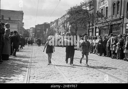 Bydgoszcz, 1946-09-01.W obchodzonym uroczyœcie dniu Œwiêta Lotnickwa Polskiego odbywa³o siê jednoczeœnie zamkniêcie obchodów 600 lecia Bydgoszczy.Zorganizawano m.in. Pokazy podniebne, defiladê wojskow¹ i pochód.NZ. Uczestnicy pochodu. mw PAPBydgoszcz, 1er septembre 1946.Les cérémonies marquant la Journée de l'aviation ont coïncidé avec une cérémonie qui a eu lieu à la fin des célébrations du 600e anniversaire de la ville.Le salon de l'air a attiré quelque 100,00 personnes.Des acrobaties aériennes, un défilé militaire et une marche de civils ont été organisés.Photo : participants à la marche. mw PAP Banque D'Images