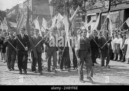 Bydgoszcz, 1946-09-01.W obchodzonym uroczyœcie dniu Œwiêta Lotnickwa Polskiego odbywa³o siê jednoczeœnie zamkniêcie obchodów 600 lecia Bydgoszczy.Zorganizawano m.in. Pokazy podniebne, defiladê wojskow¹ i pochód.NZ. Uczestnicy manicki. mw PAPBydgoszcz, 1er septembre 1946.Les cérémonies marquant la Journée de l'aviation ont coïncidé avec une cérémonie qui a eu lieu à la fin des célébrations du 600e anniversaire de la ville.Le salon de l'air a attiré quelque 100,00 personnes.Des acrobaties aériennes, un défilé militaire et une marche de civils ont été organisés.Photo : participants à la marche. mw PAP Banque D'Images