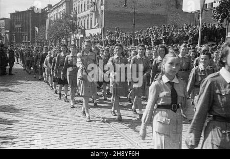 Bydgoszcz, 1946-09-01.W obchodzonym uroczyœcie dniu Œwiêta Lotnickwa Polskiego odbywa³o siê jednoczeœnie zamkniêcie obchodów 600 lecia Bydgoszczy.Zorganizawano m.in. Pokazy podniebne, defiladê wojskow¹ i pochód.NZ. Harcerki W pochodzie. mw PAPBydgoszcz, 1er septembre 1946.Les cérémonies marquant la Journée de l'aviation ont coïncidé avec une cérémonie qui a eu lieu à la fin des célébrations du 600e anniversaire de la ville.Le salon de l'air a attiré quelque 100,00 personnes.Des acrobaties aériennes, un défilé militaire et une marche de civils ont été organisés.Photo : scouts en marching. mw PAP Banque D'Images