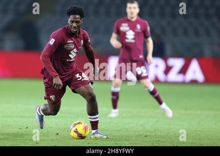 Ola Aina du FC Torino contrôle le ballon lors de la série Un match entre le FC Torino et le FC Empoli au Stadio Olimpico le 2 décembre 2021 à Turin, Italie. Banque D'Images