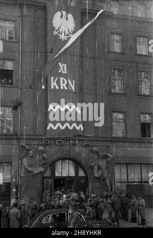 Varsovie, 1946-09-23.XI Sesja Krajowej Rady Narodowej W sali Teatru Roma.Ustalono na niej termin wyborów do Sejmu na 19 stycznia 1947 r.NZ. Uczestnicy sesji przed wejœciem do Teatru Roma. ms PAP/Stanis³aw D¹browieckiVarsovie, le 23 septembre 1946.La 11e session du Conseil national de la Pologne s'est tenue au théâtre de Rome.Il a été décidé au cours de la session que les élections au Sejm se tiendront le 19 janvier 1947.Photo : participants à la séance devant le théâtre ROM. mme PAP/Stanislaw Dabrowiecki Banque D'Images